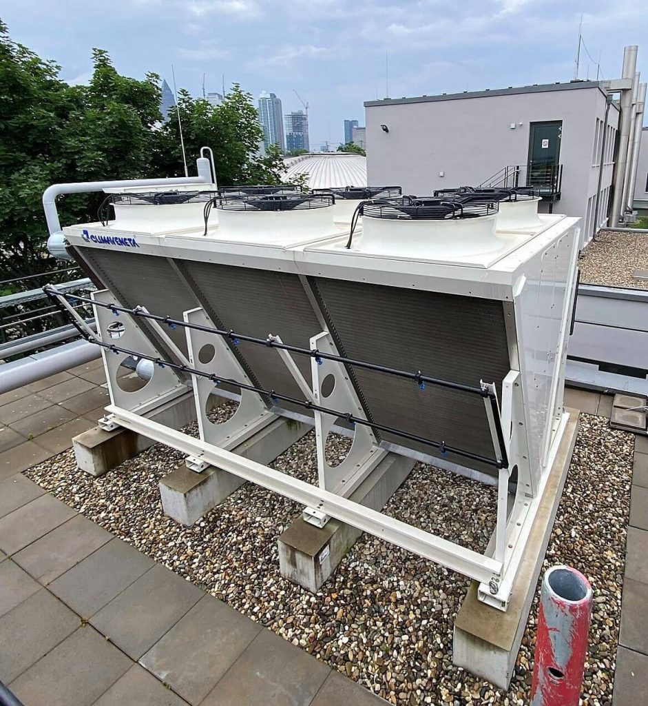 Hybridkühlanlage mit Wasserbesprüheinheit